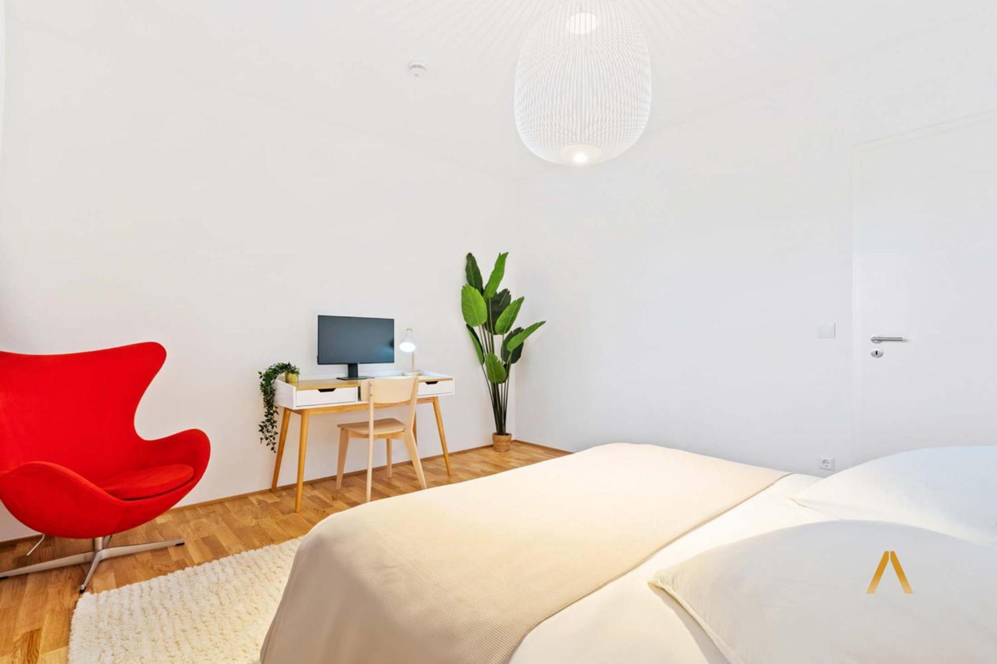 Modern 2-bed With Balcony In Serene *