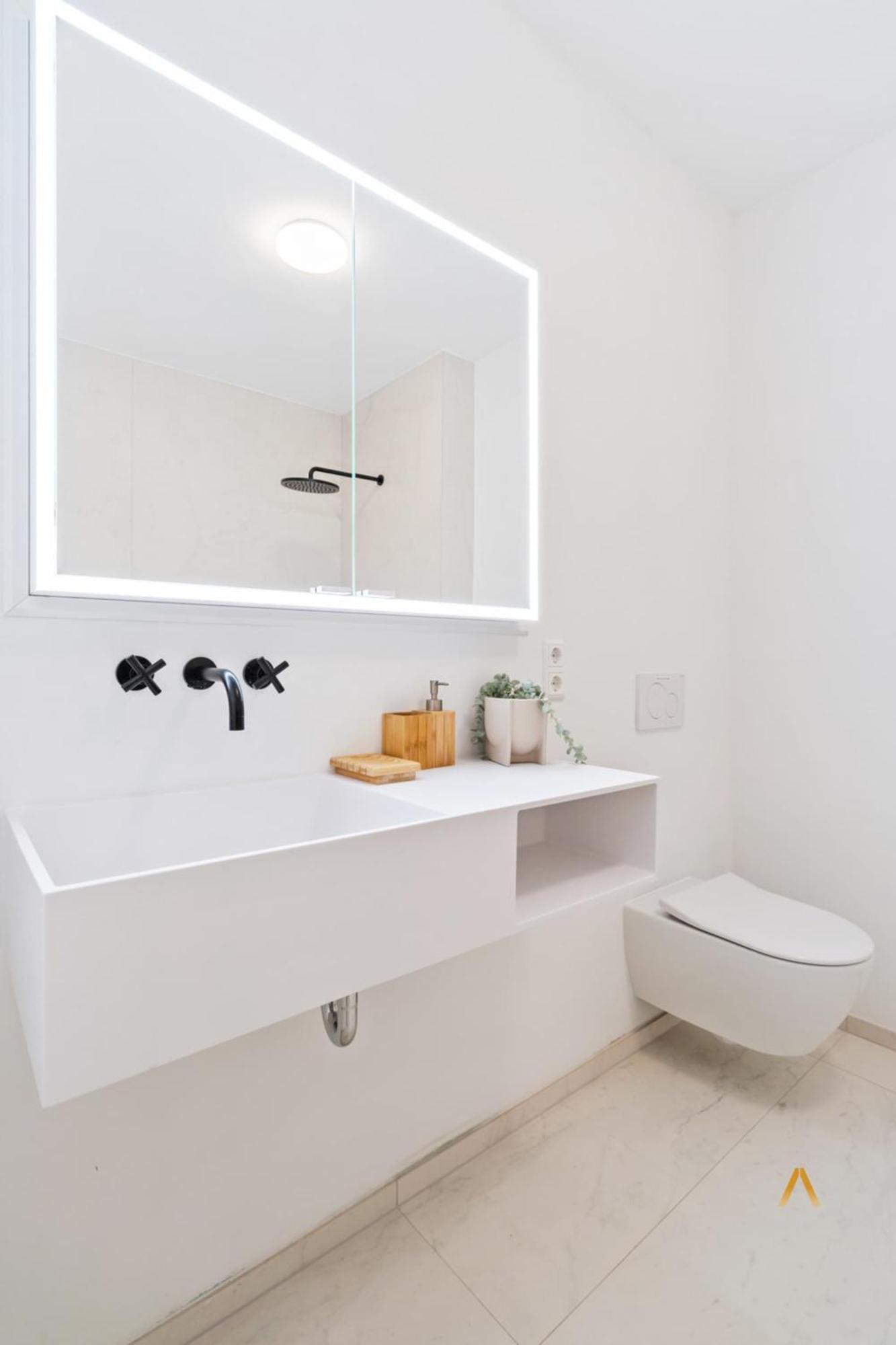 Modern 2-bed With Balcony In Serene *
